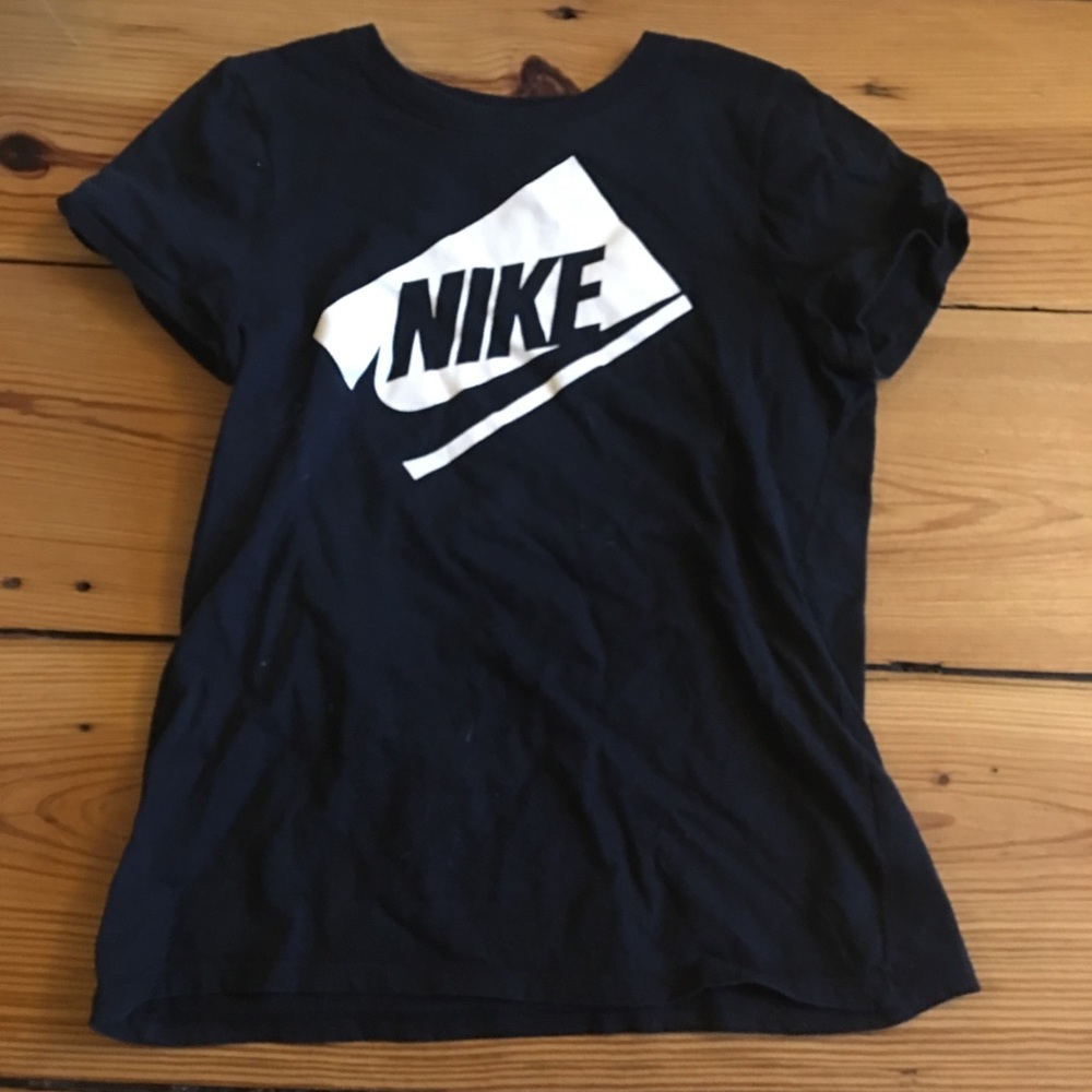 Girls Nike shirt medium